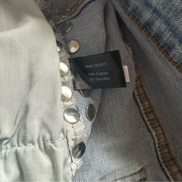 Boston Proper |  Light Blue Pearl-Trimmed Jean Shorts | Size 4 - Picture 8 of 11